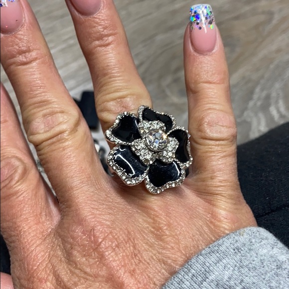 Jewelry - 9 silver flower ring